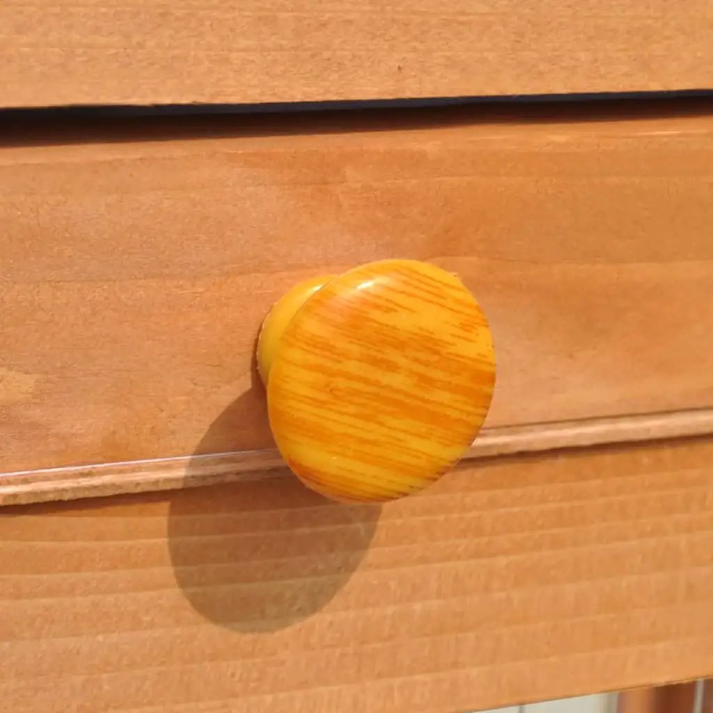 Großer Kaninchenstall orange Holzknopf an Holzwand