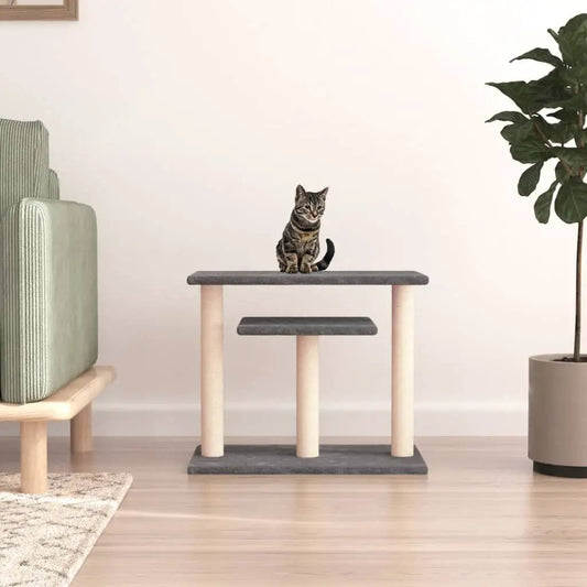 Kratzbaum mit Plattformen Dunkelgrau 62,5 cm, Naturholzstämme, Katze sitzt oben auf der oberen Plattform.